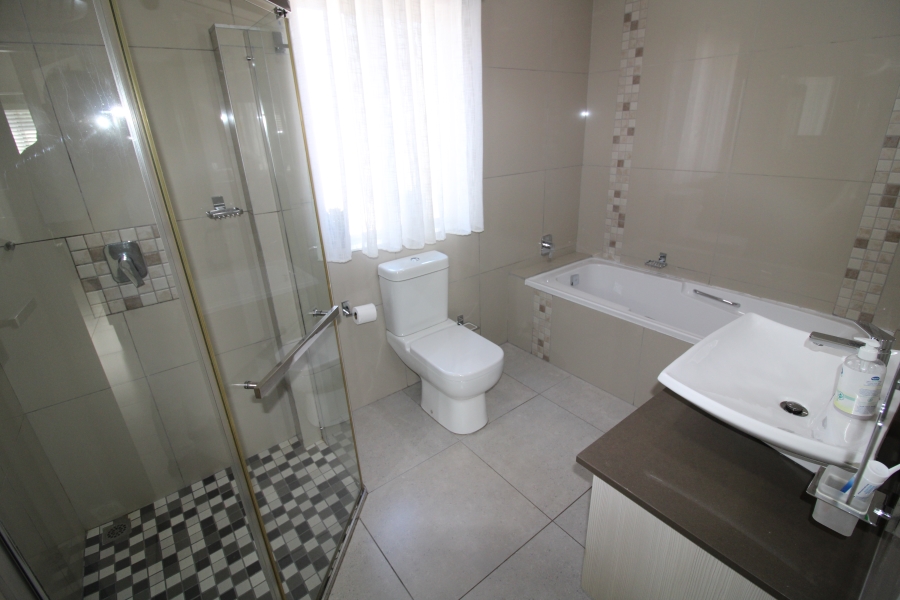 5 Bedroom Property for Sale in Kingswood Golf Estate Western Cape